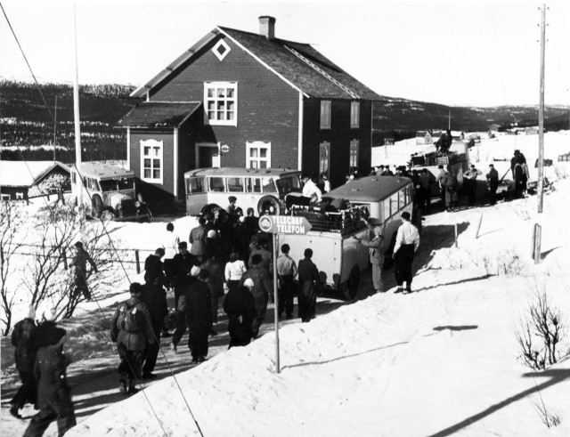 Linjerna Ånge - Röjan _Fjällnäs. Påskresenärerna anländer till
poststationen i Tännäs by. 1932.