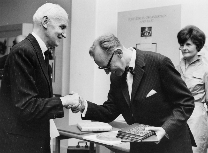 Museichefen Gilbert Svensson tar emot en gåva av ambassadör Wilhelm
Winther, från Postmusei Vänner.