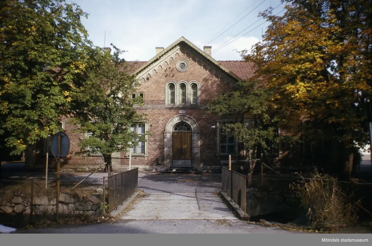 Grevedämmets skola i Mölndal, 1970-tal. Skolan togs i bruk år 1862, men invigdes först sommaren året därpå.