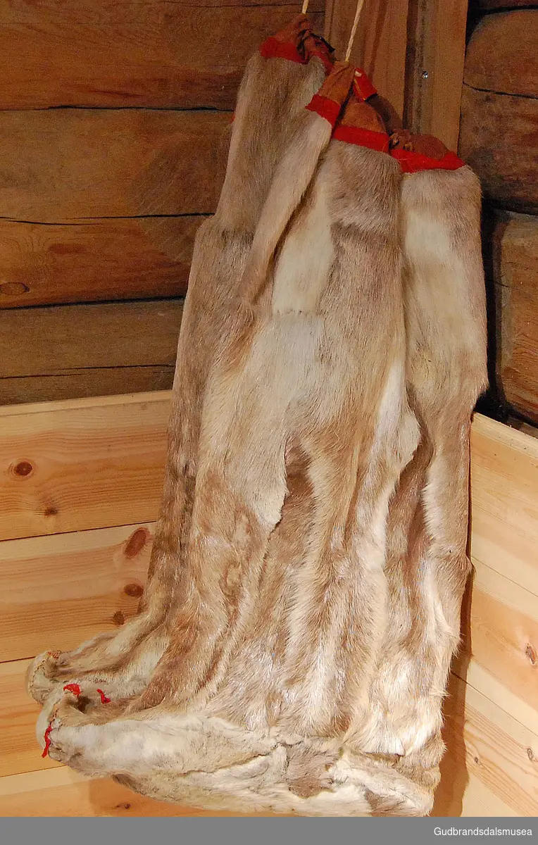 Ett par høye samesko/støvler i reinsdyrskinn og filt i ulike farger. 