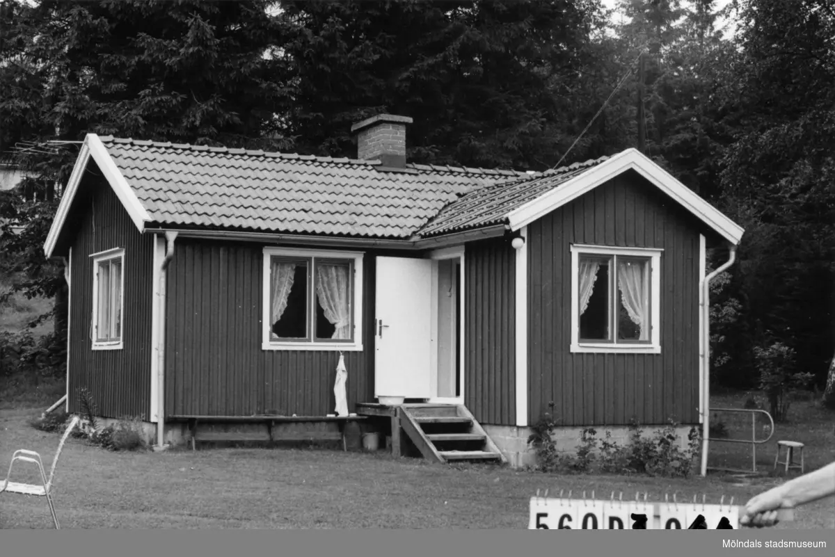 Byggnadsinventering i Lindome 1968. Fagered 2:11.
Hus nr: 560D3044.
Benämning: fritidshus och redskapsbod.
Kvalitet: god.
Material: trä.
Tillfartsväg: framkomlig.
Renhållning: soptömning.