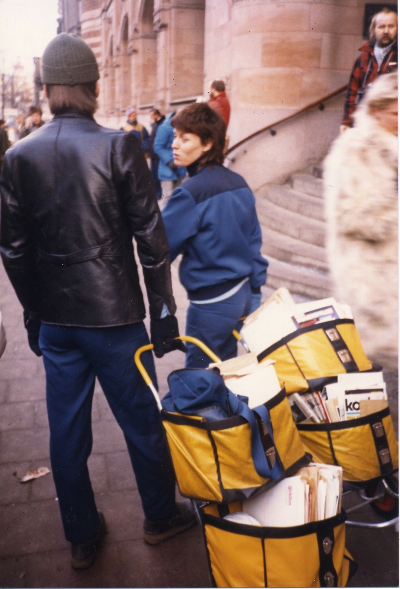 Brevbärare med fullpackade postkärror utanför Postkontoret Stockholm 1, Vasagatan, 1986.