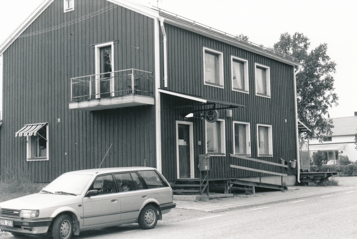 Exteriör av Postkontoret Kalix - Nyborg, kassakontor samt två statsbrevbärare, 1990.