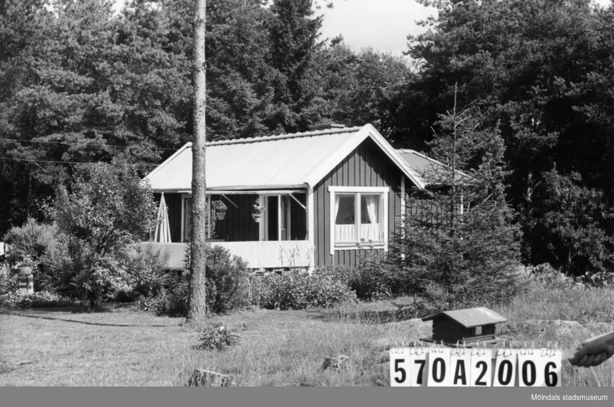Byggnadsinventering i Lindome 1968. Annestorp 6:44.
Hus nr: 570A2006.
Benämning: fritidshus och redskapsbod.
Kvalitet: god.
Material: trä.
Tillfartsväg: framkomlig.
Renhållning: soptömning.