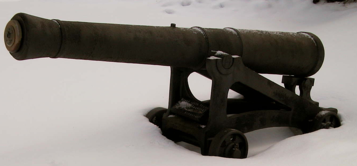 6 pundig slätborrad framladdningskanon M/Ashling, av 310 kulors vikt, med lavett, L = 2050 mm B = 830 mm H = 1000 mm och kursör, av järn. Kanonens gjut. nr 81. Märkt å ena tappen "H" och å den andra "85".
