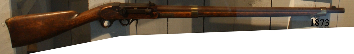 Kammarladdningsgevär m/1851, typ von Feilitzen. Märkt: "177". Kolven av trä, pipa och mekanism av stål. Beslagen av metall. Pipan räfflad.