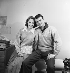 Mette Lange-Nielsen og Per Lillo-Stenberg viser strikkegense