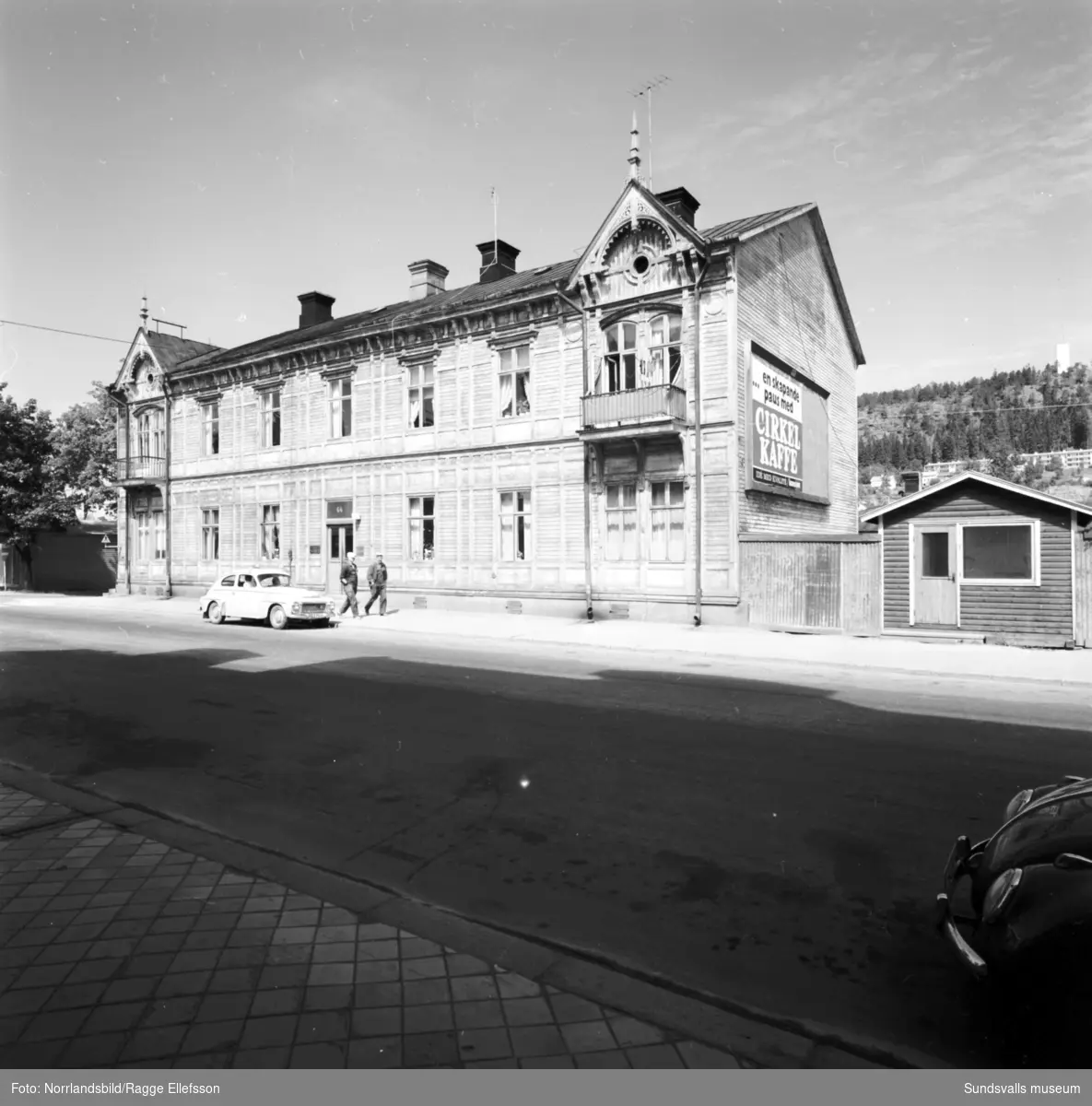 Gamla och nya hus i Sundsvall. Det byggs och rivs för fullt på Storgatan 52-58.