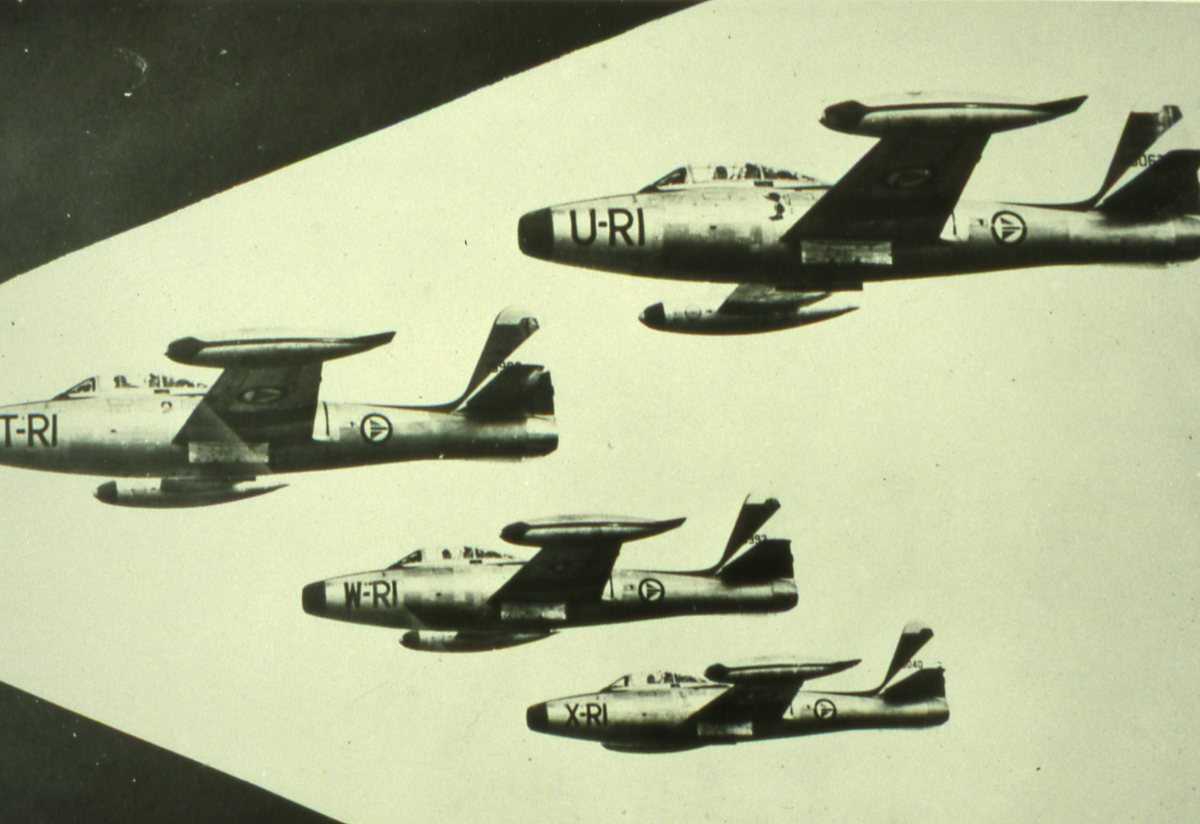Norske fly av typen F-84G Thunderjet med kjennemerkene RI-U, RI-T, RI-W og RI-X.