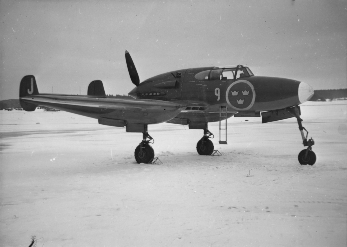 Flygplan J 21A på flygfält på F 8 Barkarby, vintertid.  Flygplanet tillhörande F 9 Göta flygflottilj.