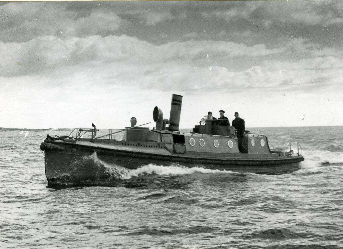 En av pansarskeppet Gustaf V:s slupar.