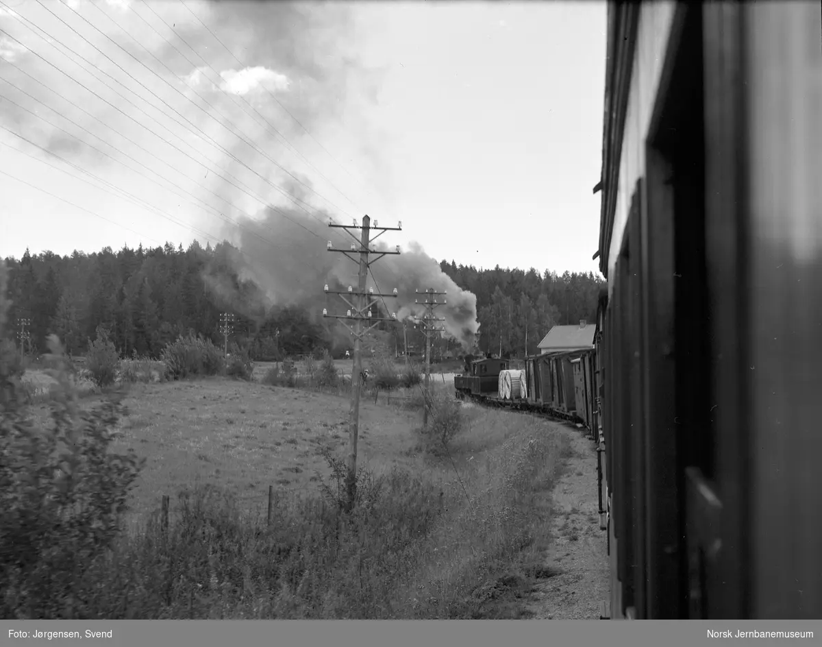 Damplokomotiv med tog 2051 mellom Fossum og Kvevli