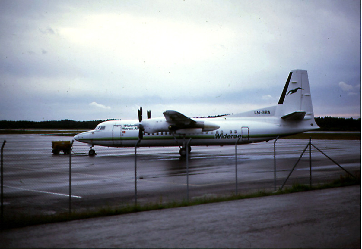 Lufthavn, 1 fly på bakken sett fra siden, LN-BBA Fokker F-27 MK 050 Fokker Aircraft B.V., fra Widerøe, Norsk Air