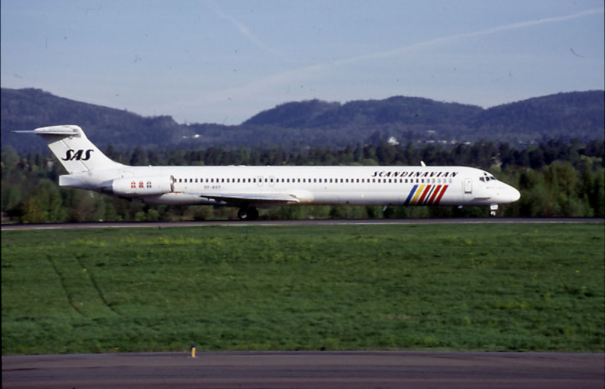 Lufthavn, 1 fly på bakken, MD-81, OY-KGT "Hake Viking" fra SAS.