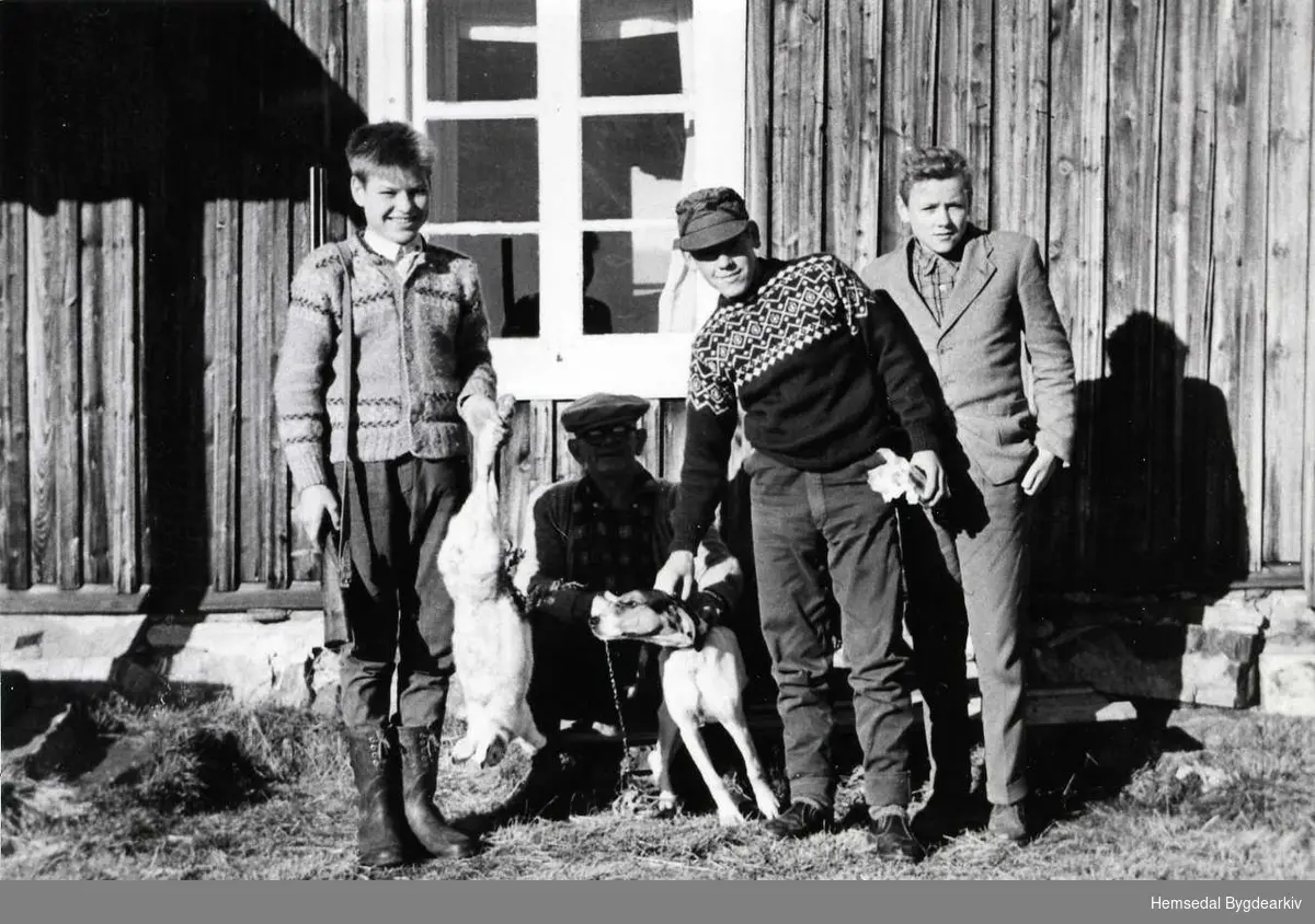 Frå venstre: Syver Hjelmen med haren han nett har skote, Artur Andersen frå Mjøndalen, Knut Olav Halbjørhus og Kåre Thorset.