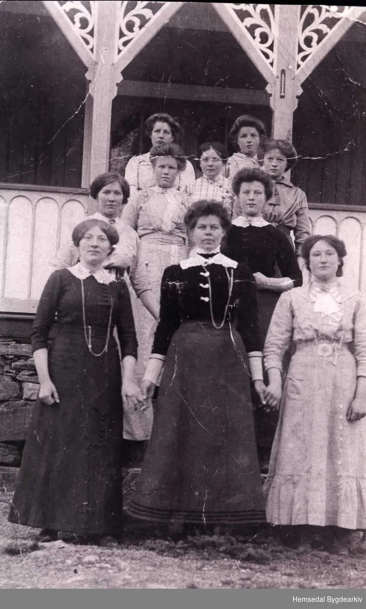 Sykursjenter på Løken skule. Lærarinna var Birgit Halbjørhus (1878-1960) som står i midten fremst. Birgit vart gift Hvidsten