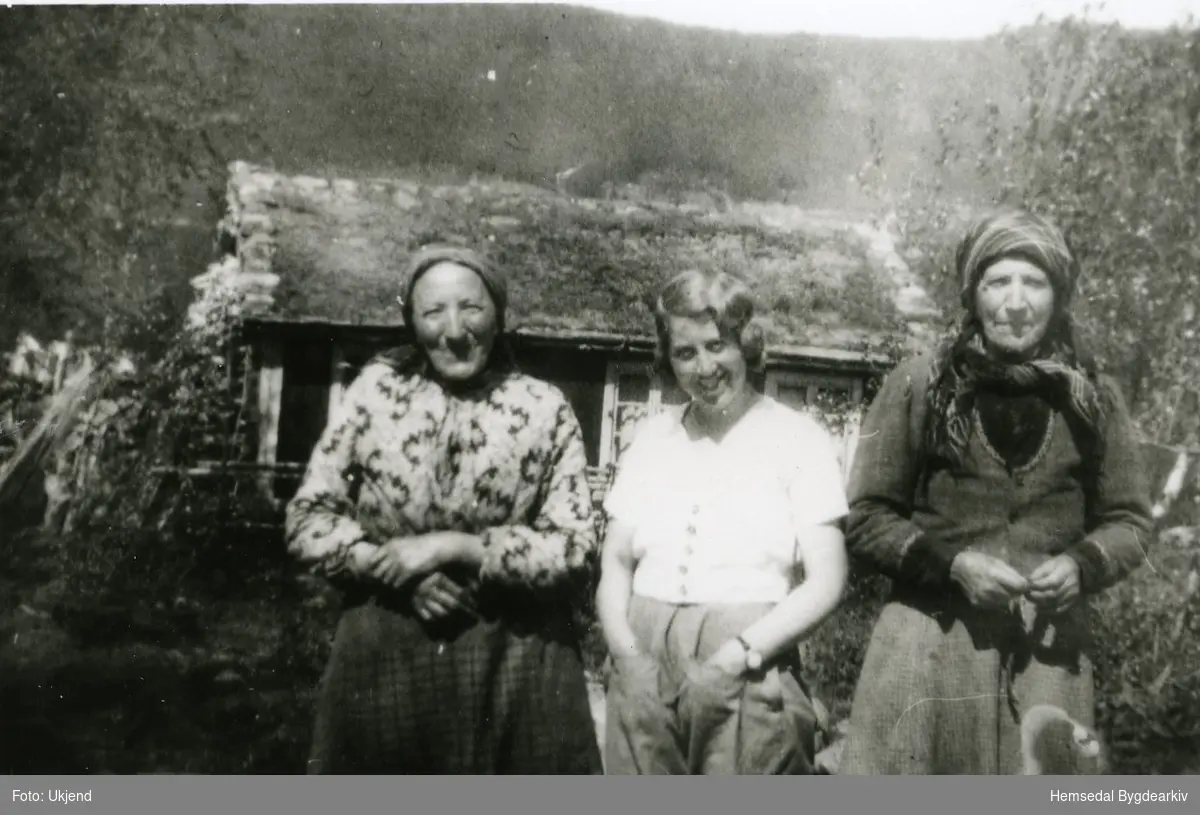 Frå venstre: Guri Liheim, fødd 1873, ofte kalla Store-Guri.
I midten ei bydame