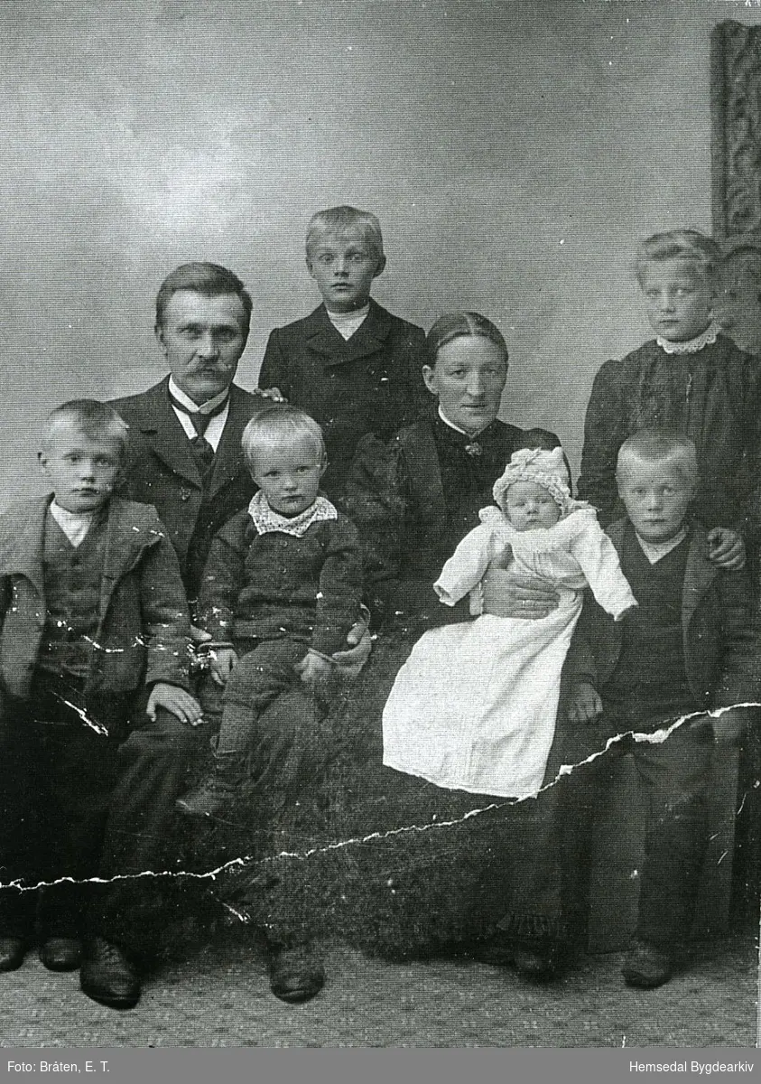 Jon A. Grøthe (1863-1927) med kona Gunhild Bjøberg (1874-1940), båe frå Hemsedal.
Bak: Asle og Anne
Framme: Eirik, Vesle Knut, Ola og Store  Knut