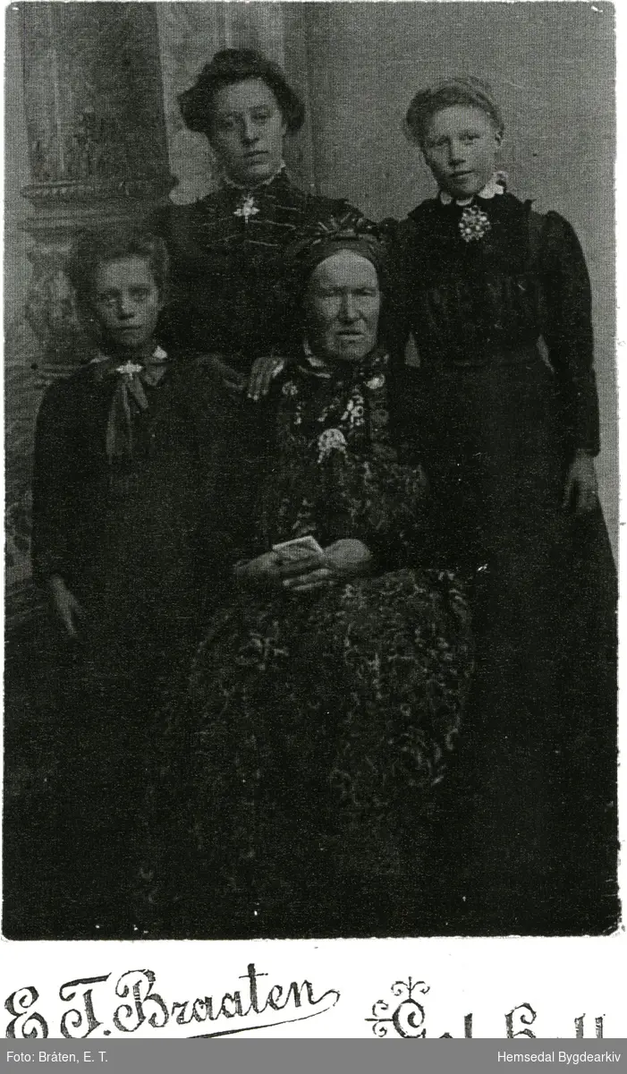 Framme til venstre: Oline Skøyten, fødd 1900; den eldre kvinna er ikkje identifisert 
Bak frå venstre: Guri Skøyten,fødd 1892; Anne Skøyten, fødd 1897.
 