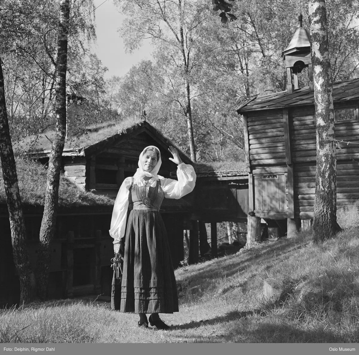 Bjørnsgard, kvinne, skuespiller, nøkkelknippe, tømmerhus, stabbur