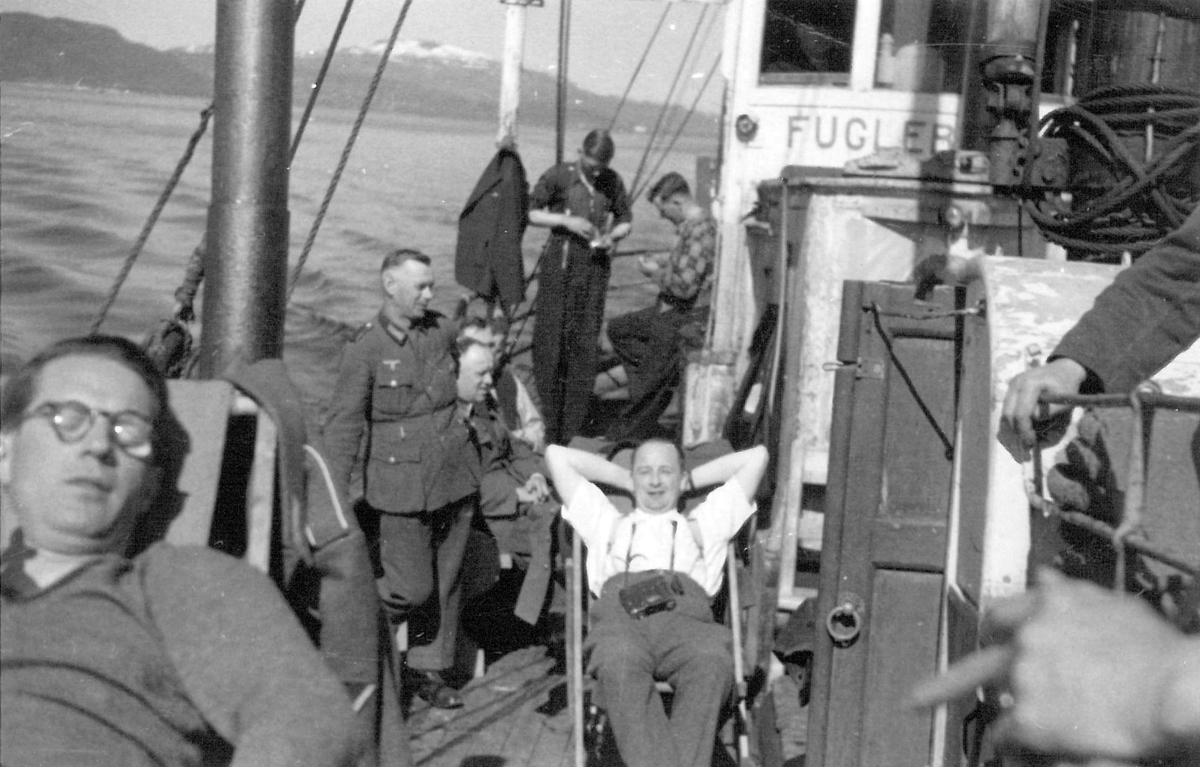 Tyske soldater slapper av på dekket til en norsk båt.