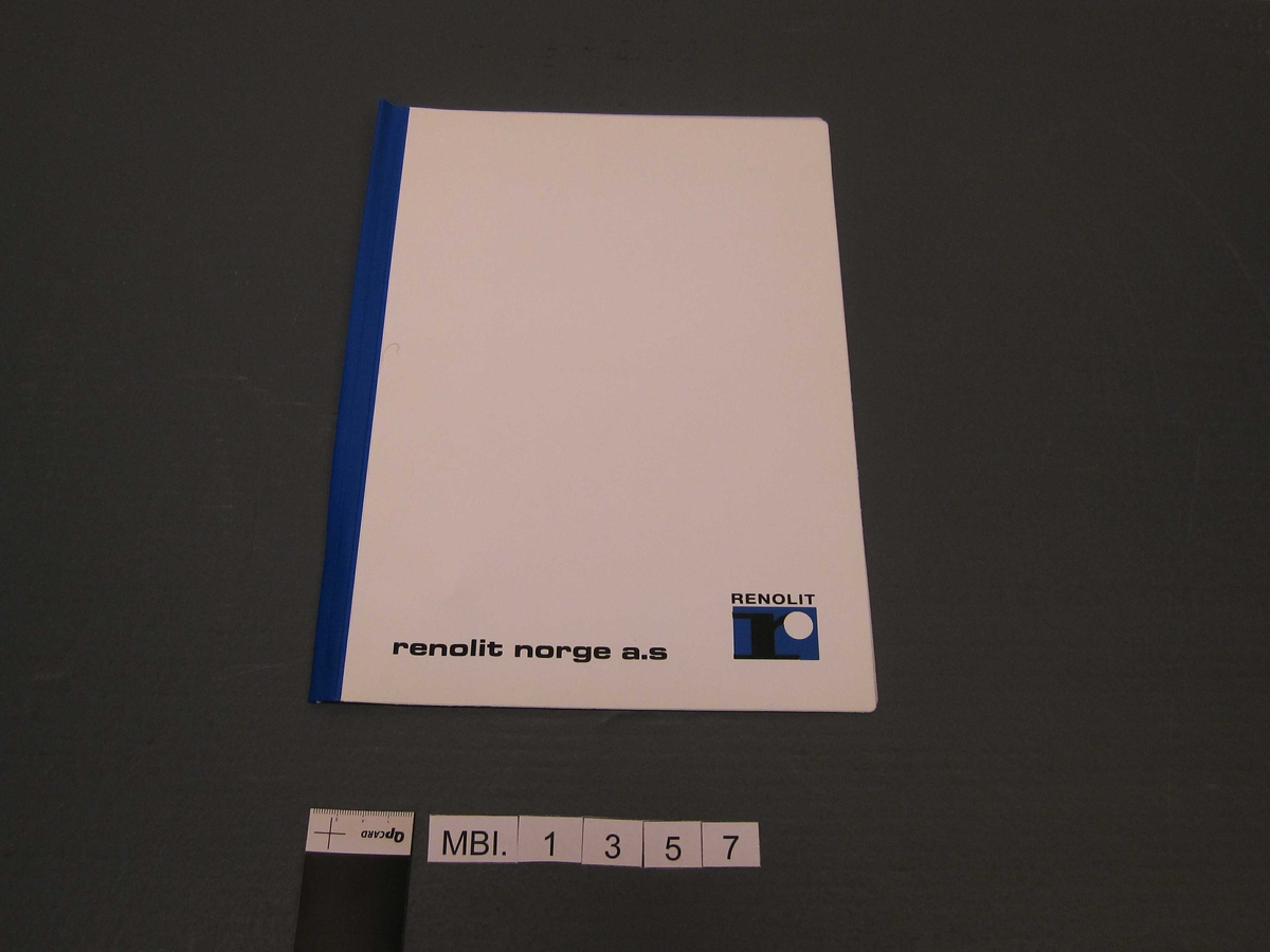 Plastmappe, eller plastomslag for tilbud til Renolits kunder. Mappen er et eksempel på anvendelsesområde for Renolits hovedprodukter; hard PVC, permfolie/ryggfolie og glassklar lommefolie. 
