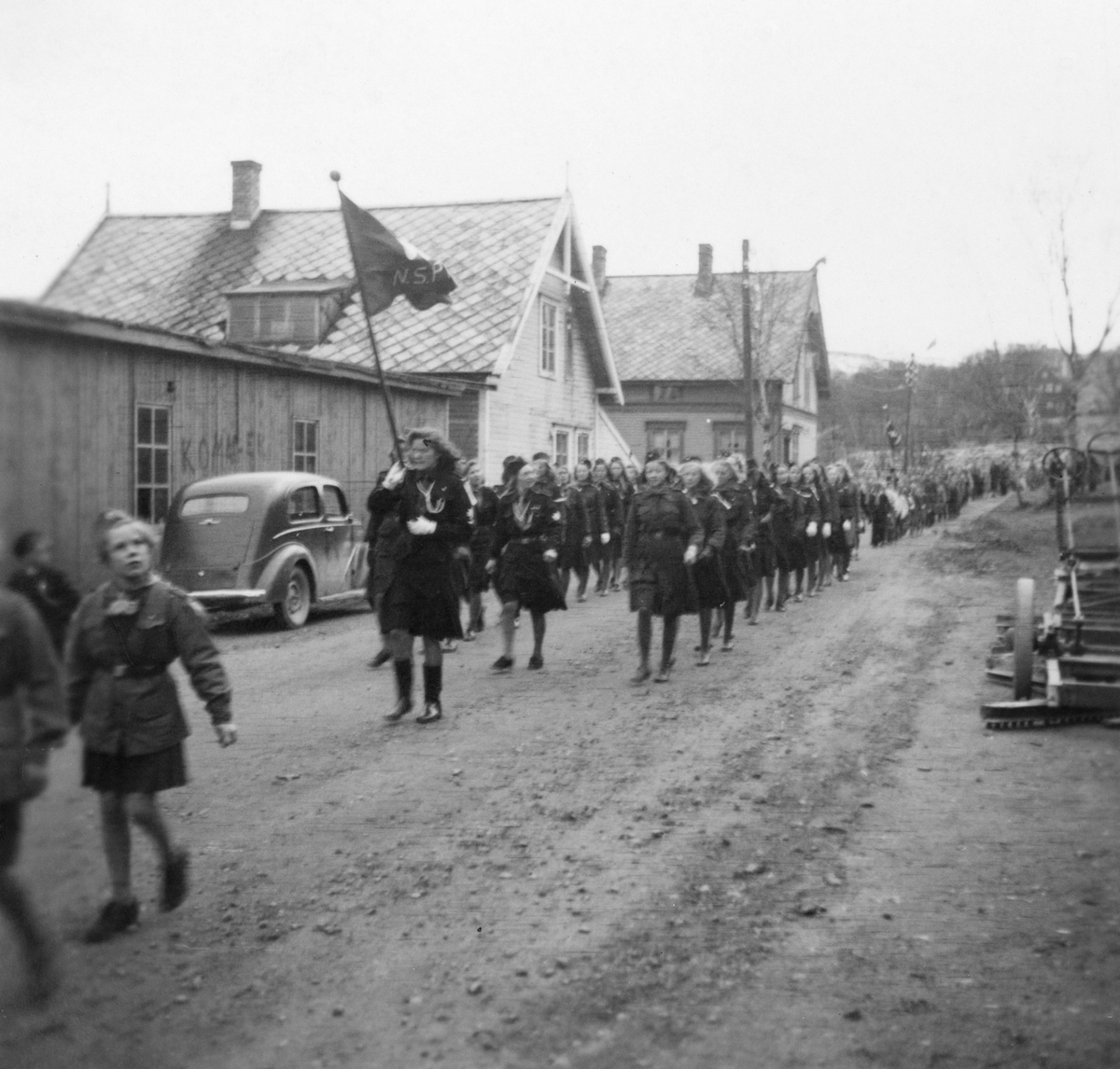 Speiderjenter i 17.mai tog på vei ned Asbjørn Selsbanes gate.