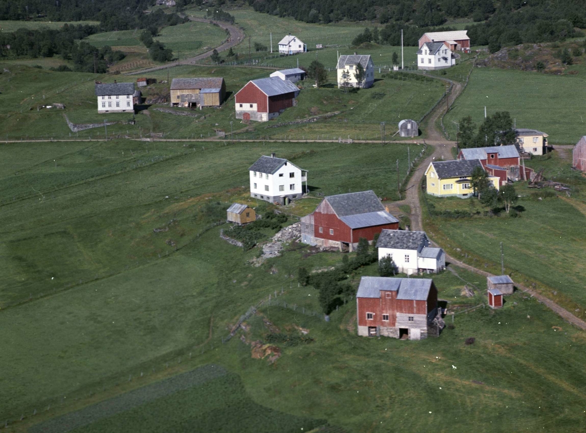 Flyfoto av hus og gårder ved veikryss i Nordvik.