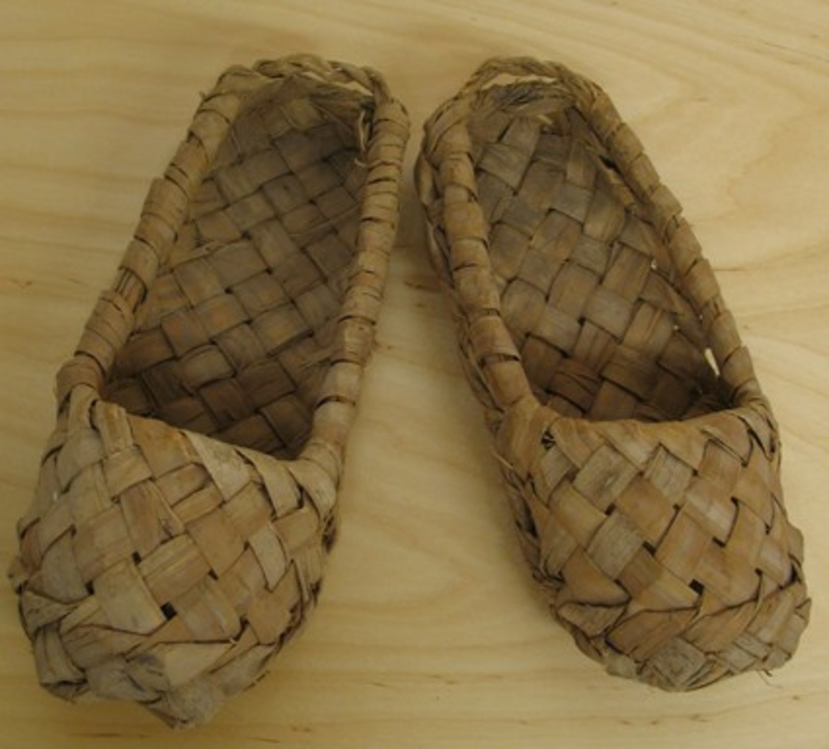 Skorna liknar VM 1206, fast dessa sakar snörremmar. Enligt Hagbergs inventering 1955 är skorna ej gjorda i bast utan i vidje.


Tillhör ryska samlingen