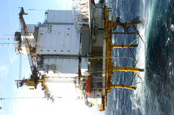 Ekofisk 2/4 H -  Gangbroen til Ekofisk 2/4 C går  til høyre 