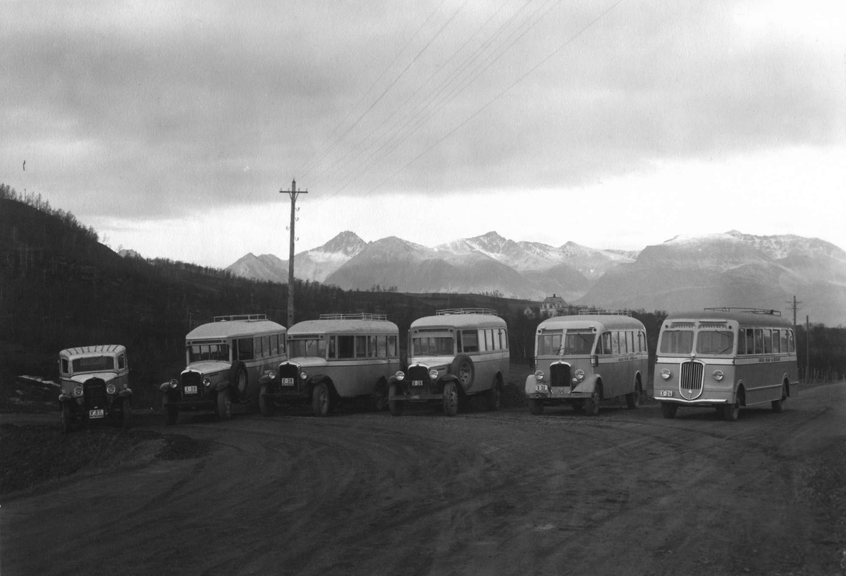 HORBs busser, stilt opp på Bergseng, 1935.
