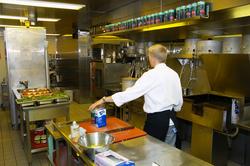 Kokk Bjørn Bjørnnes i arbeid på QP-plattformens kjøkken.