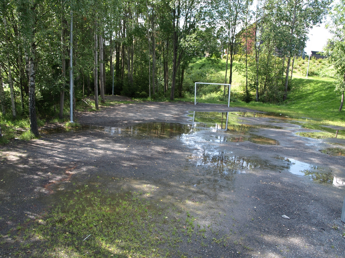 Den lille fotballbanen har erstattet gressletta ved veikrysset hvor leirplassen lå. Foto: Bodil Andersson, Østfoldmuseene/Halden historiske Samlinger.
