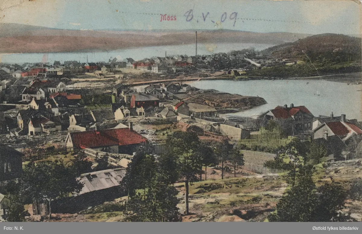 Panorama  mot nord, østre bydel i Moss.  Kolorert postkort 1905.