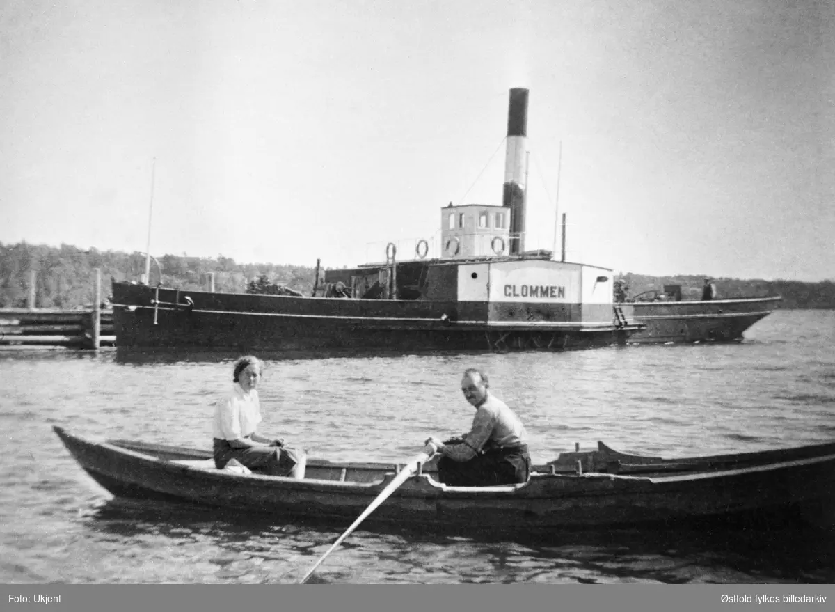 D/S Glommen, slepebåt ved Sandstangen (?) i Trøgstad, ca. 1930,
I lensebåt i forgrunnen: Karl Kirkeng og kona Thea..
Båten bygd 1879, i drift til 1955.