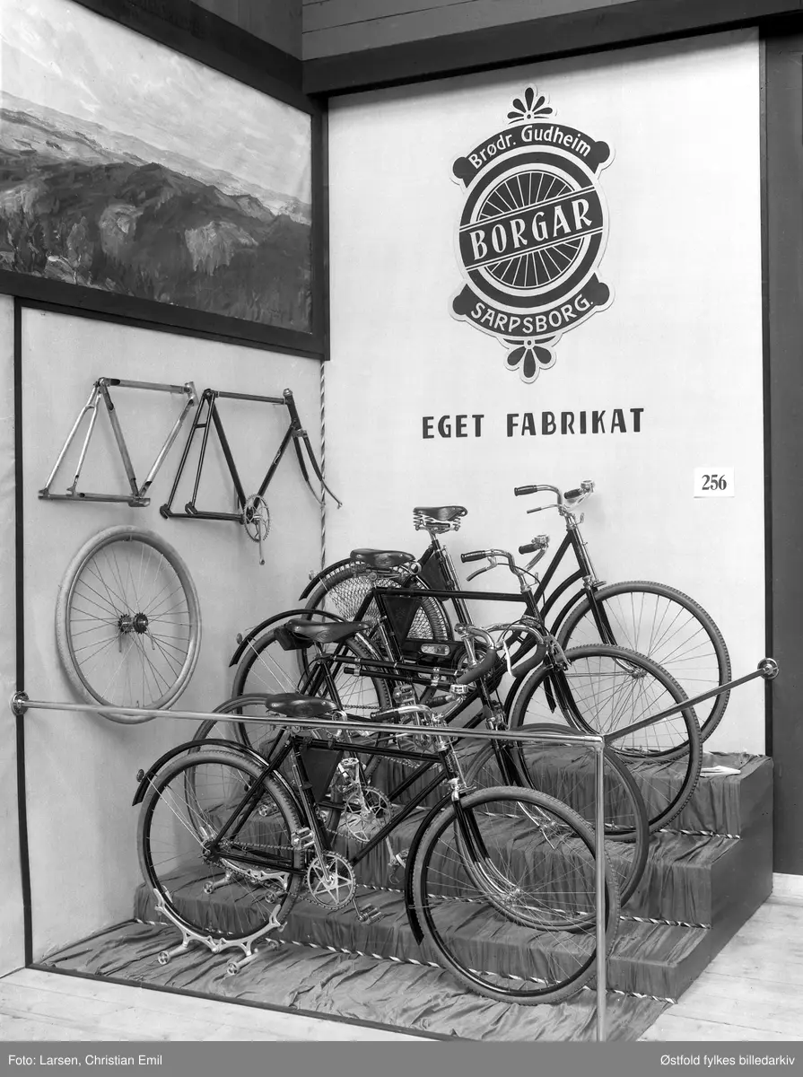 utstilling, Østfoldutstillingen, sykkel, Borgar, Sarpsborg,Østfoldutstillingen i Sarpbsborg 1930.
Østfold fylkesutstilling i samarbeid med Sarpsborg kommune og Østfold landbruksselskap (100 år) og de andre Østfoldbyene. 
I alt ti avdelinger for skogbruk, landbruk, industri, husflid, osv. Også kulturhistorisk utstilling på Borgarsyssel Museum.

