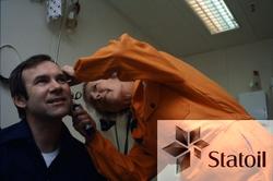 Ukjent pasient får undersøkt øret av sykepleier på Statfjord