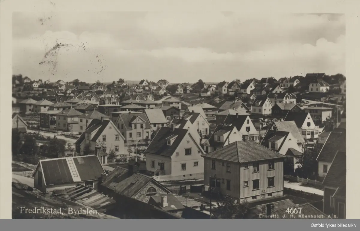 Oversiktsbilde av husene i Bydalen. Ant. ca. 1930-35. Poststempel 1944. Tittel på postkortet: "Fredrikstad. Bydalen."
