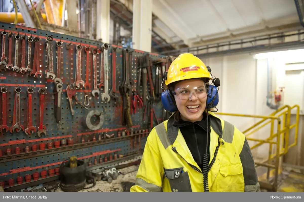 Jannike Roness henter verktøy fra verktøyhjørnet på boredekket på Statfjord A