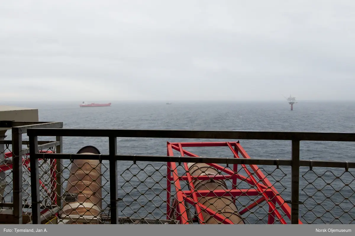 Utsikt mot Statfjord A og B - sett fra C-plattformen.  En bøyelaster er på vei for å laste olje ved en av plattformene.