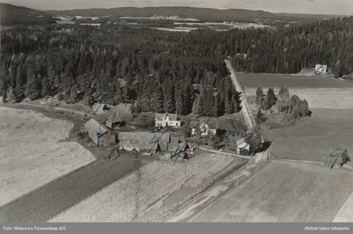 Oversiktsbilde over Grefsli gårdsbruk i Trøgstad sep. 1957.

Dette er to gårder ,alle bygninger til venstre er Grefsli Vest 93,005 mens alle bygningene til høyre er Grefsli Øst  93.001 grensen/dele går mellom låvene og hovedbygninger.