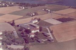 Haugetun ungdomsskole, Rolvsøy skråfoto 1963.