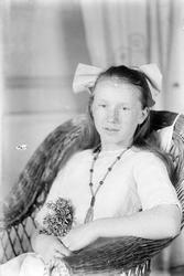 jente, portrett, kurvstol, hårsløyfe, halskjede,