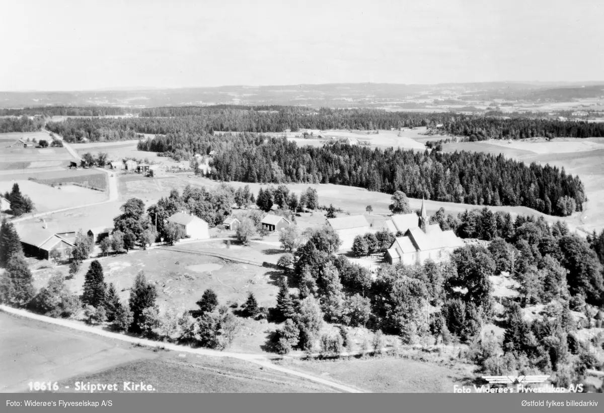 Flyfoto, skråfoto av Skiptvet kirke og området rundt., ca. 1947.