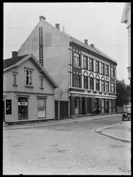 Gateparti fra Pellygata 61,  Sarpsborg - murbygning til høyr