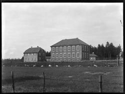 Sanne skole og lærerbolig i Tune, bygd 1924.