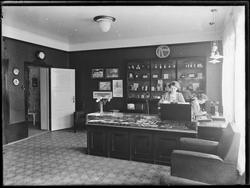 Interiør fra  fotograf Chr. E. Larsens fotoforretning i St. 