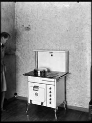 Sarpsborgkomfyren 1952. Produktfoto. Mann til venstre er lin