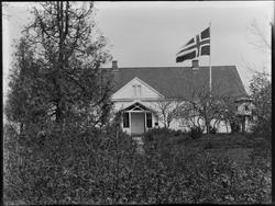 Rakkestad prestegård med heist flagg, eksteriør, hage med fu