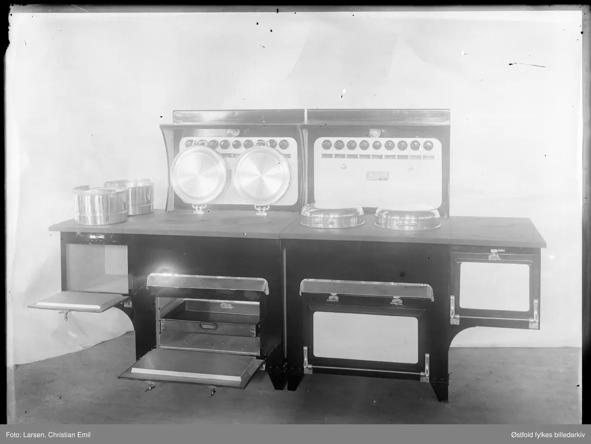 Sarpsborgkomfyren, reklameopptak. Komfyr med magasin og varmeskap.